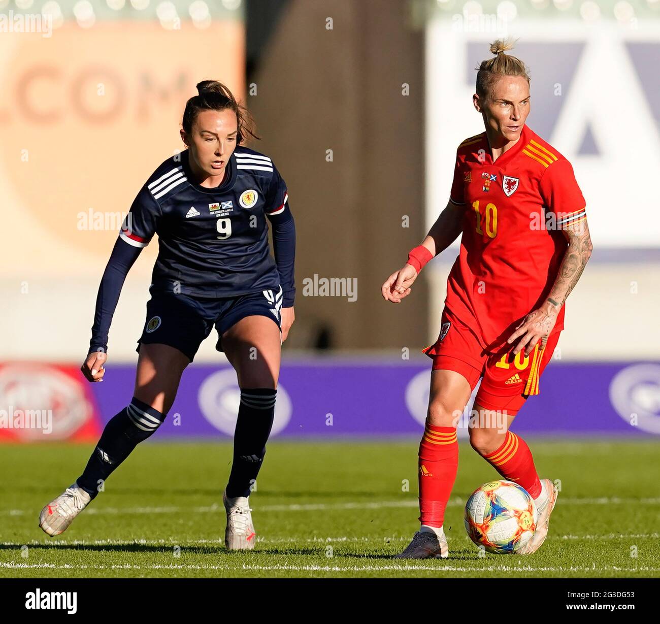 Llanelli, Regno Unito. 15 giugno 2021. Caroline Wier (L) e Jess Fishlock sono visti in azione durante la partita di calcio femminile tra Galles e Scozia al Parc Y Scarlets. (Punteggio finale; Galles 0:1Scozia). Credit: SOPA Images Limited/Alamy Live News Foto Stock