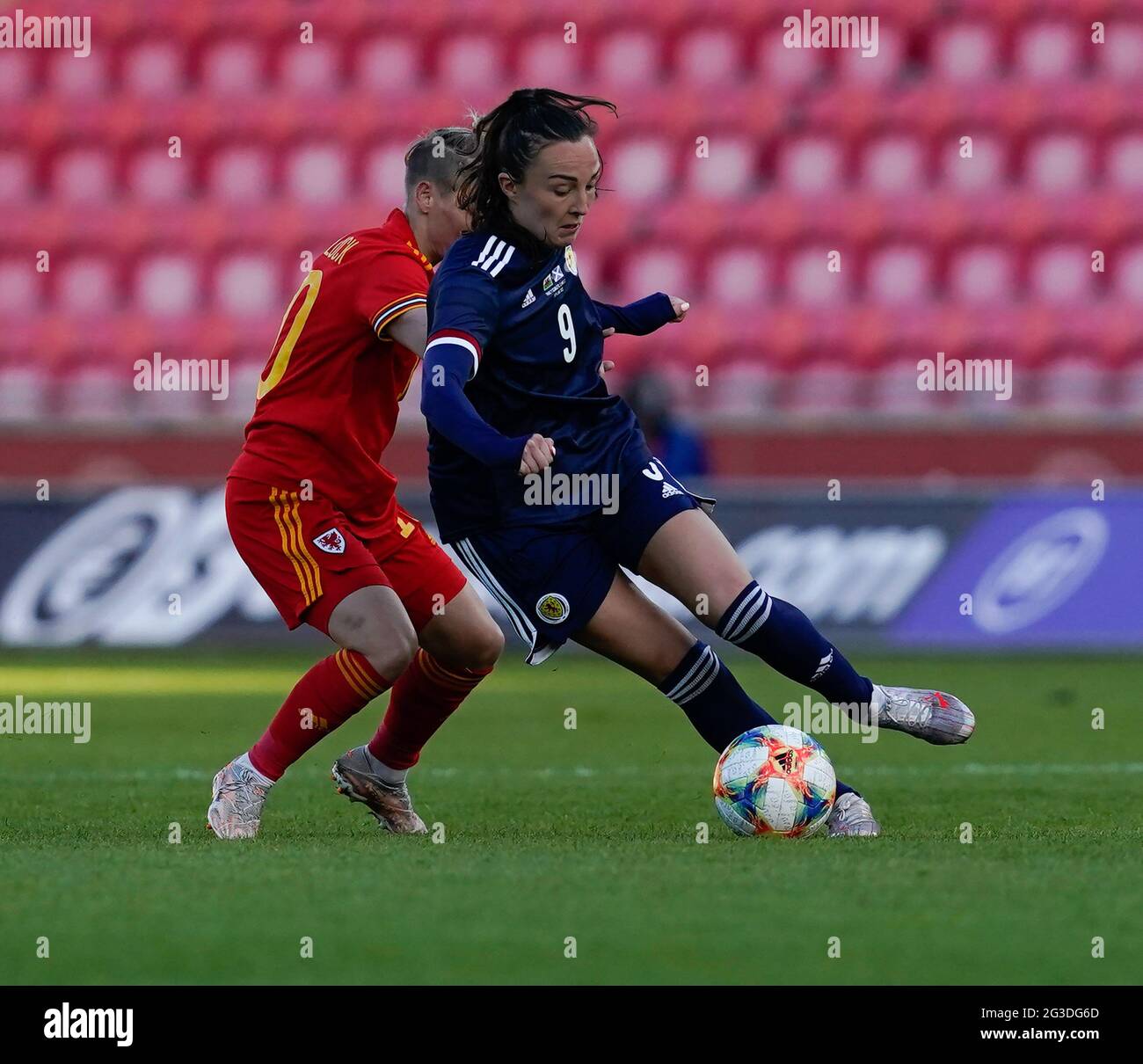 Llanelli, Regno Unito. 15 giugno 2021. Jess Fishlock (L) e Caroline Wier sono visti in azione durante la partita di calcio femminile tra Galles e Scozia al Parc Y Scarlets. (Punteggio finale; Galles 0:1Scozia). Credit: SOPA Images Limited/Alamy Live News Foto Stock