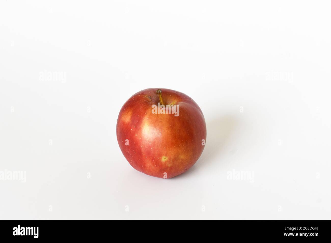 Mele rosse di gala su sfondo bianco isolato Foto Stock