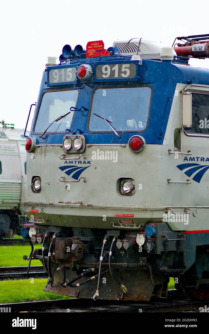 La pioggia leggera cade sulle locomotive Amtrak d'epoca esposte all'esterno al museo ferroviario della Pennsylvania nella contea di Lancaster. Foto Stock