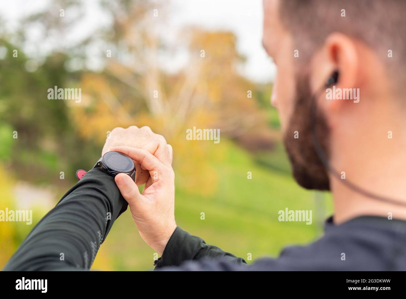 Runner con cronometro per il controllo delle cuffie. Dettaglio. Irriconoscibile. Foto Stock
