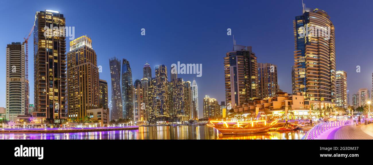 Dubai, Vereinigte Arabische Emirato - 25. 2021 maggio: Dubai Marina Skyline Architektur Urlaub bei Nacht a Dubai, Vereinigte Arabische Emirato. Foto Stock