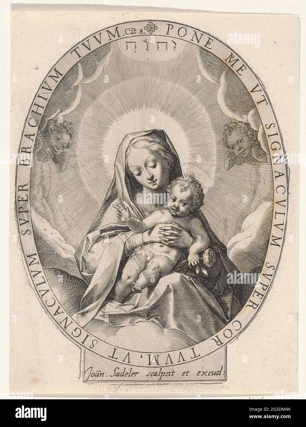 Madonna con il Cristo bambino. Maria è seduta con il bambino su una nuvola. Il nome di Yahweh in lettere ebraiche e due cherubini sopra la sua testa. Il bambino ha un fiore nella mano sinistra e fa un gesto di benedizione con la mano destra. In ovale con una periferica. Foto Stock