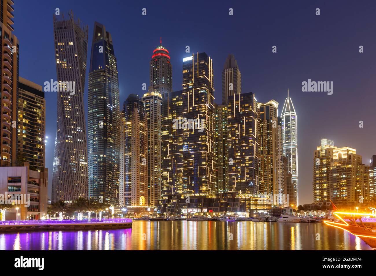 Dubai Marina skyline architettura edifici viaggiare al crepuscolo notturno nella città degli Emirati Arabi Uniti Foto Stock