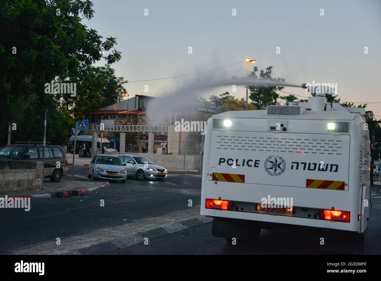 Gerusalemme, Israele. 15 Giu 2021 . Mentre la marcia ebraica delle bandiere aveva preso il controllo della porta di Damasco, di solito popolata dai palestinesi - la polizia aveva chiuso la strada del Sultano Sulieman fino alla porta di Herods. Gli scontri tra i manifestanti palestinesi alla polizia durarono fino alla sera, quando fu sgombrata la porta di Damescus. Foto Stock