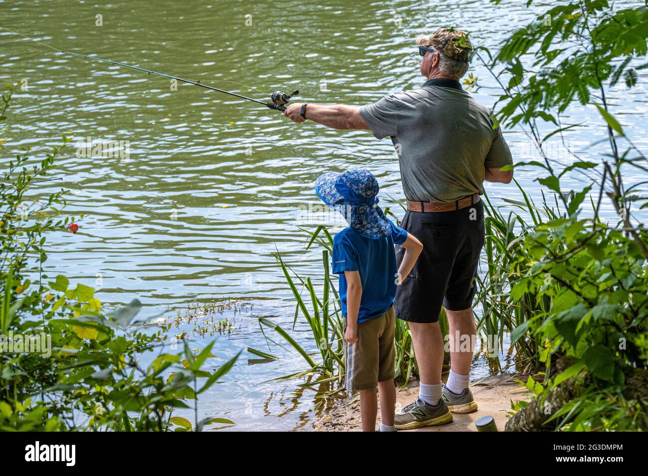 Pesca lungo la riva del fiume Chattahoochee all'Island Ford Park nella Chattahoochee River National Recreation Area, appena a nord di Atlanta. (STATI UNITI) Foto Stock