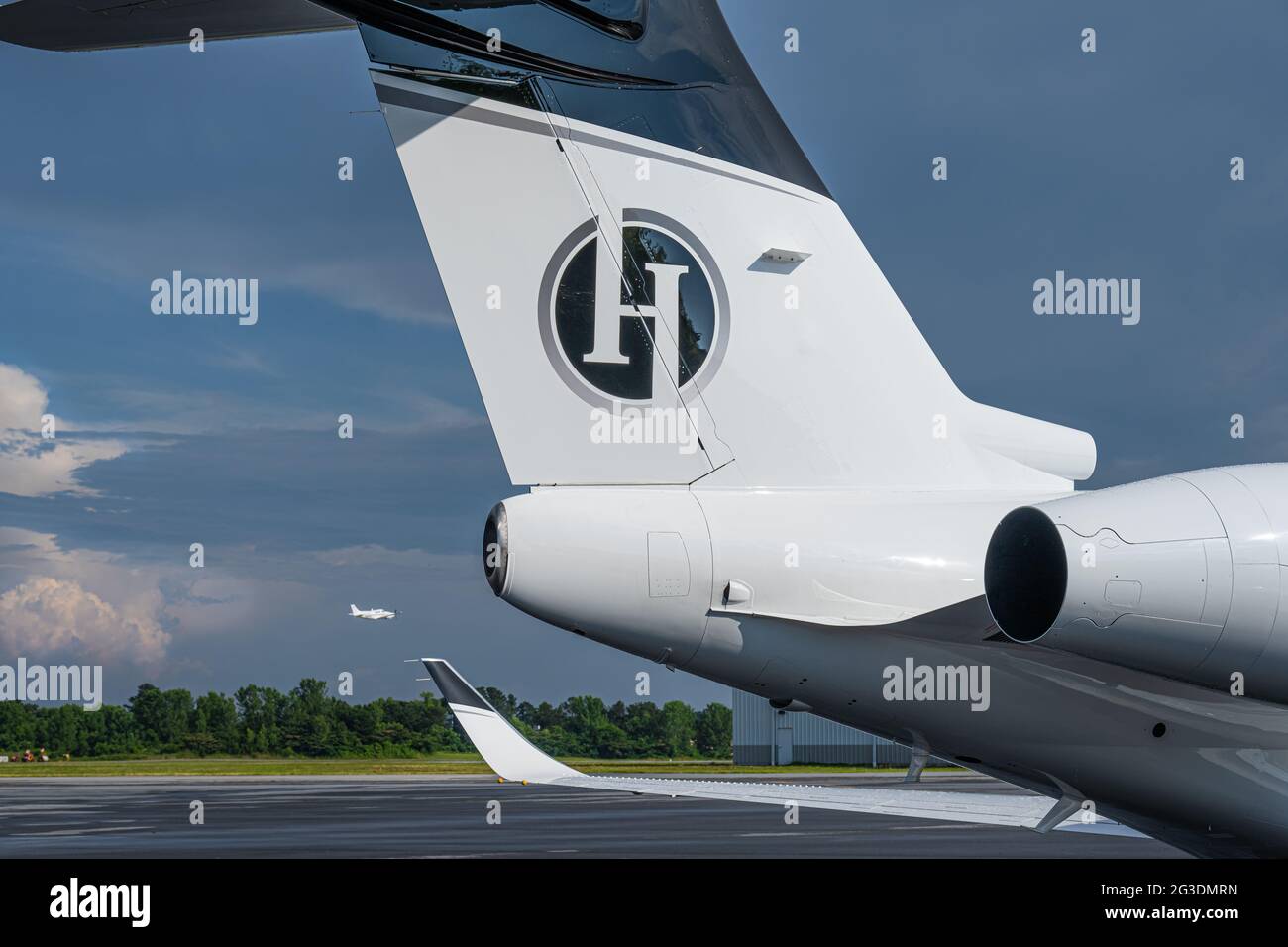 Jet privato con aereo visto decollo in lontananza all'aeroporto Peachtree-Dekalb di Chamblee (Metro Atlanta), Georgia. (STATI UNITI) Foto Stock
