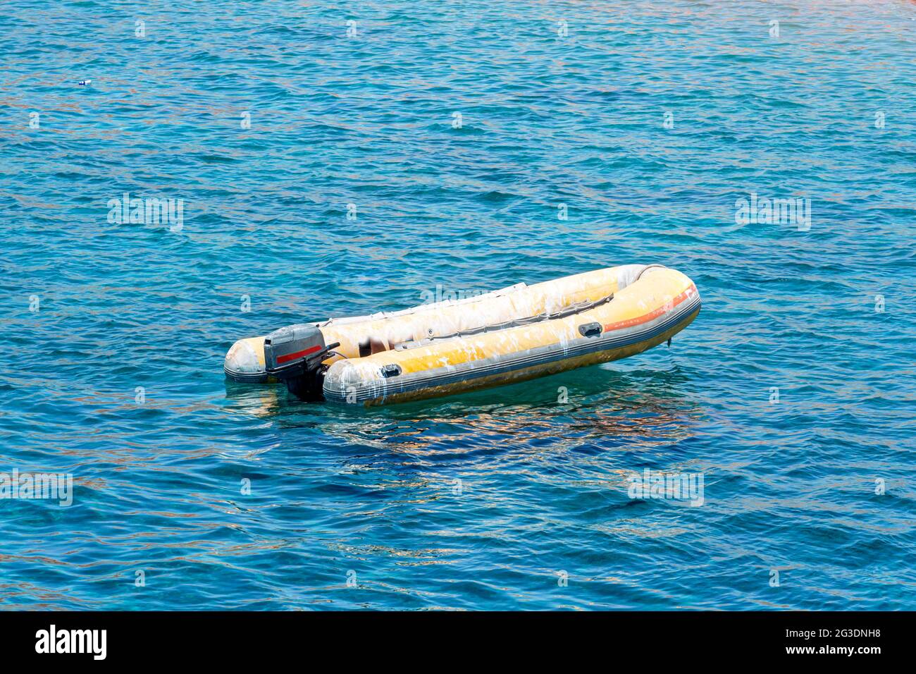 Una barca vuota di gomma bianca galleggia nell'acqua senza persone. Foto Stock