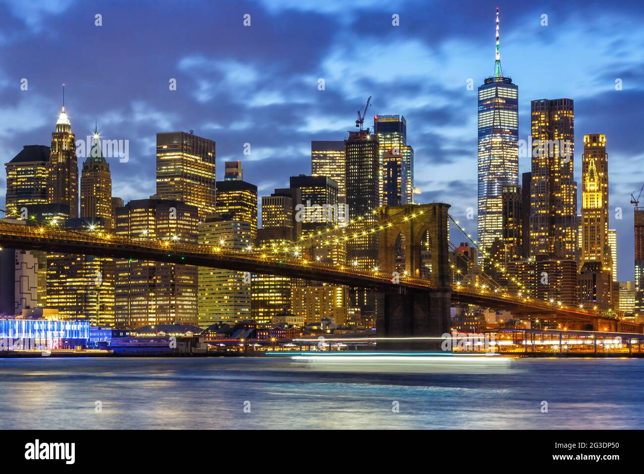 Notte skyline di New York città di Manhattan Brooklyn Bridge World Trade Center WTC Foto Stock