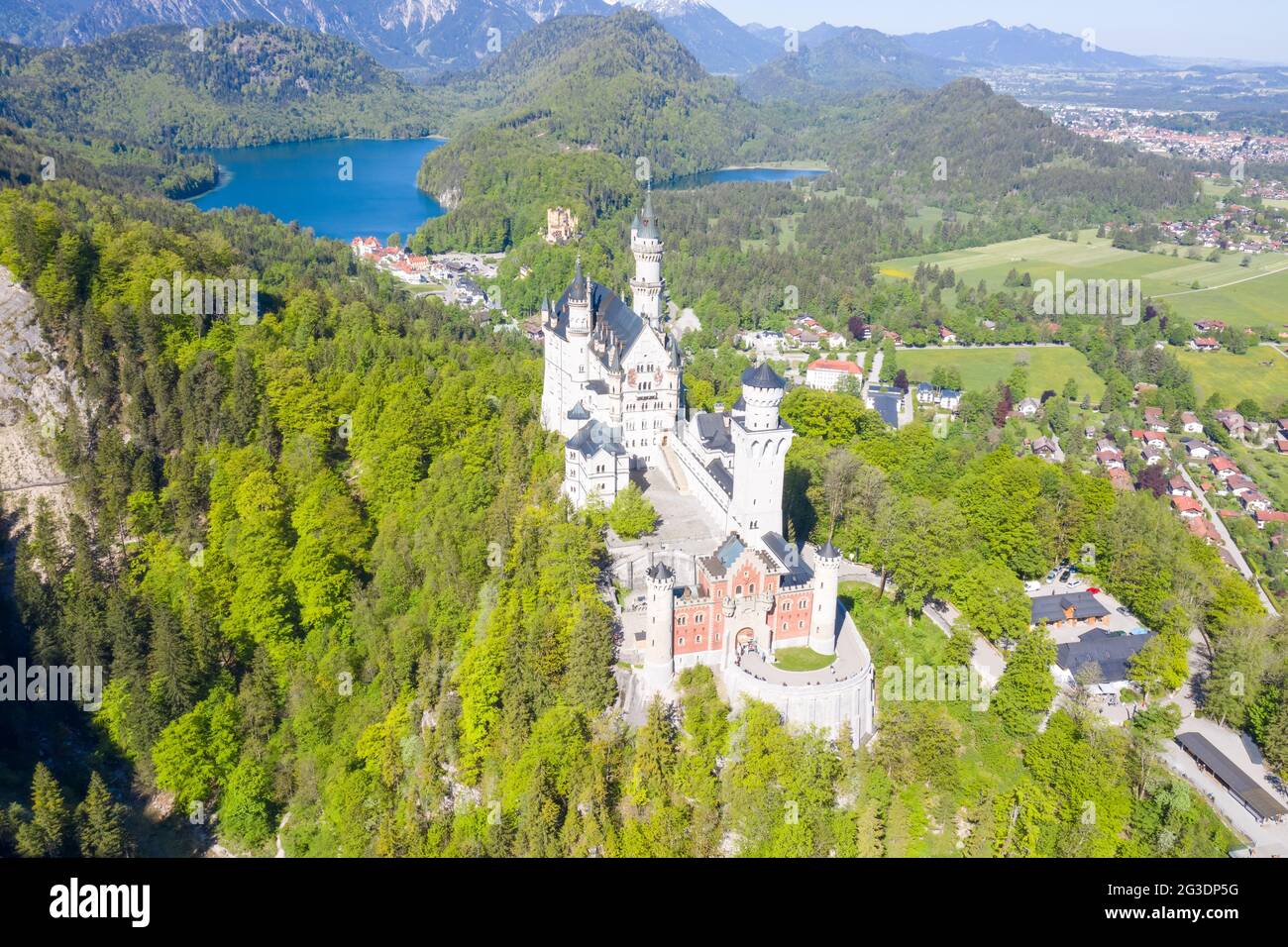 Schloss Neuschwanstein castello vista aerea architettura Alpi paesaggio Baviera Germania viaggio dall'alto Foto Stock