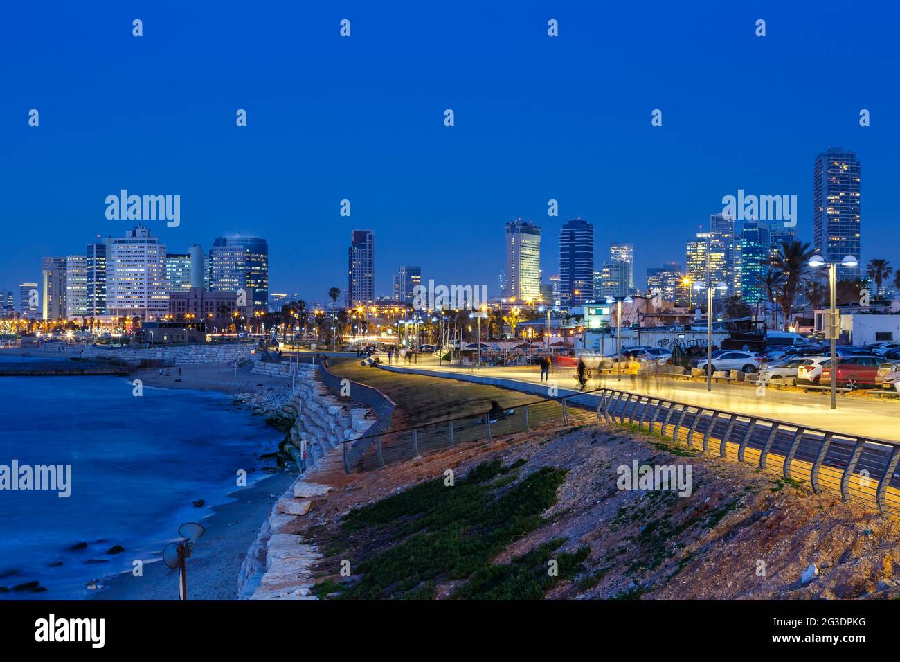 Tel Aviv skyline in Israele blu ora notte città grattacieli mare crepuscolo Foto Stock