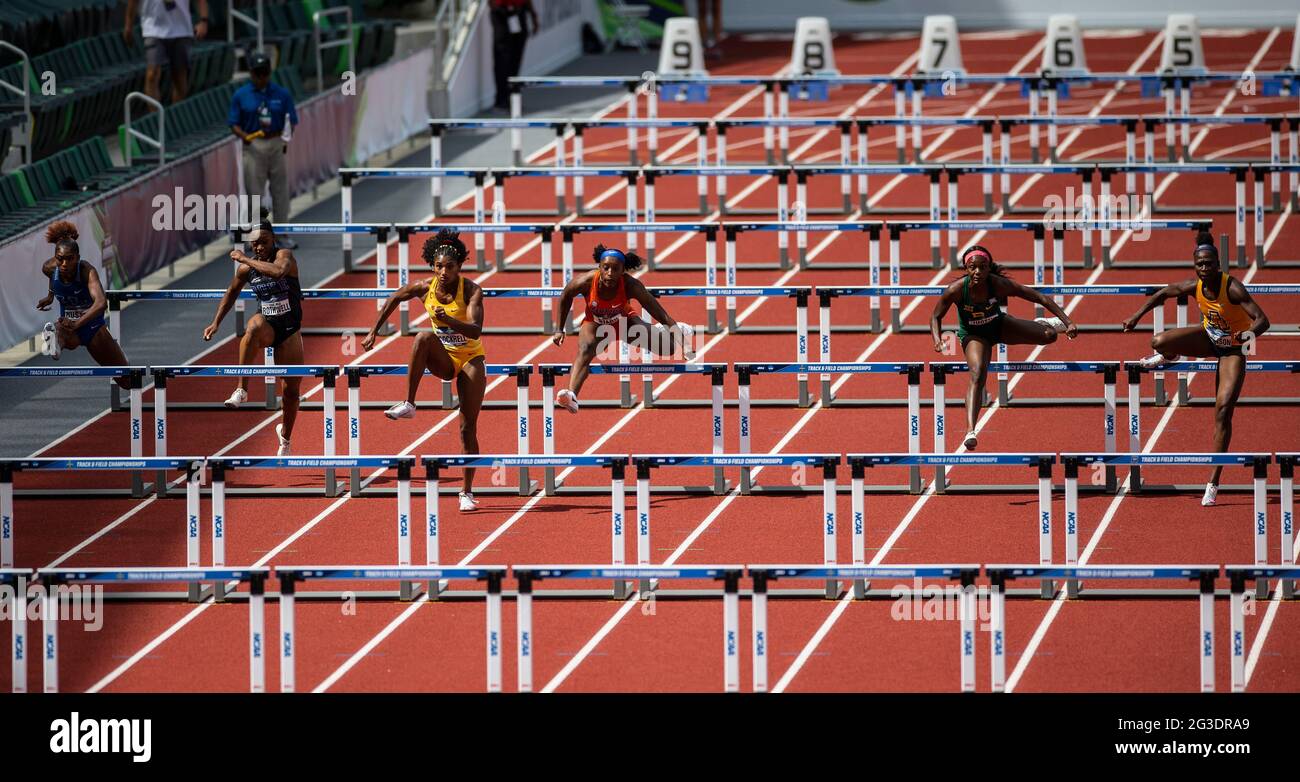 Eugene, O U.S. 12 giugno 2021. A. USC Anna Cockrell guida nel 110mh durante la divisione NCAA 1 Mens e donne pista e campo outdoor campionato a Hayward Field Eugene, OR. Thurman James/CSM/Alamy Live News Foto Stock