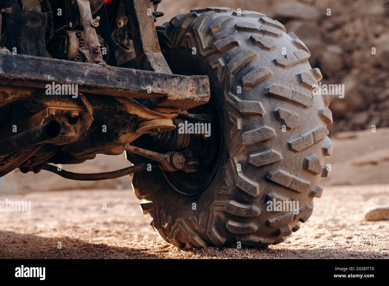 Vista ravvicinata di una grande ruota ATV o buggy. Pronto per il divertimento nel deserto Foto Stock