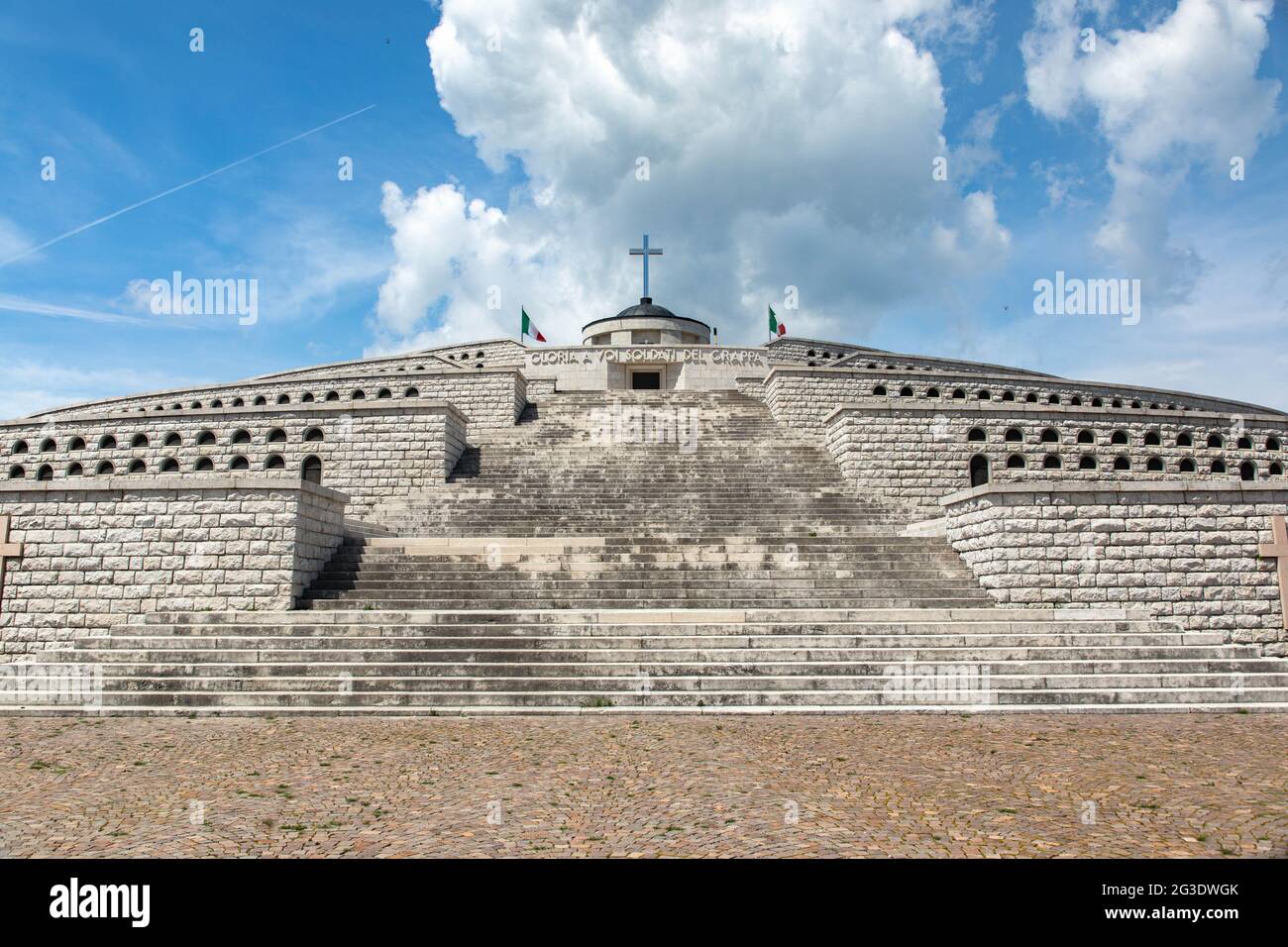 Monumento militare di Bassano del Grappa - Vista panoramica sul Monte Grappa Foto Stock