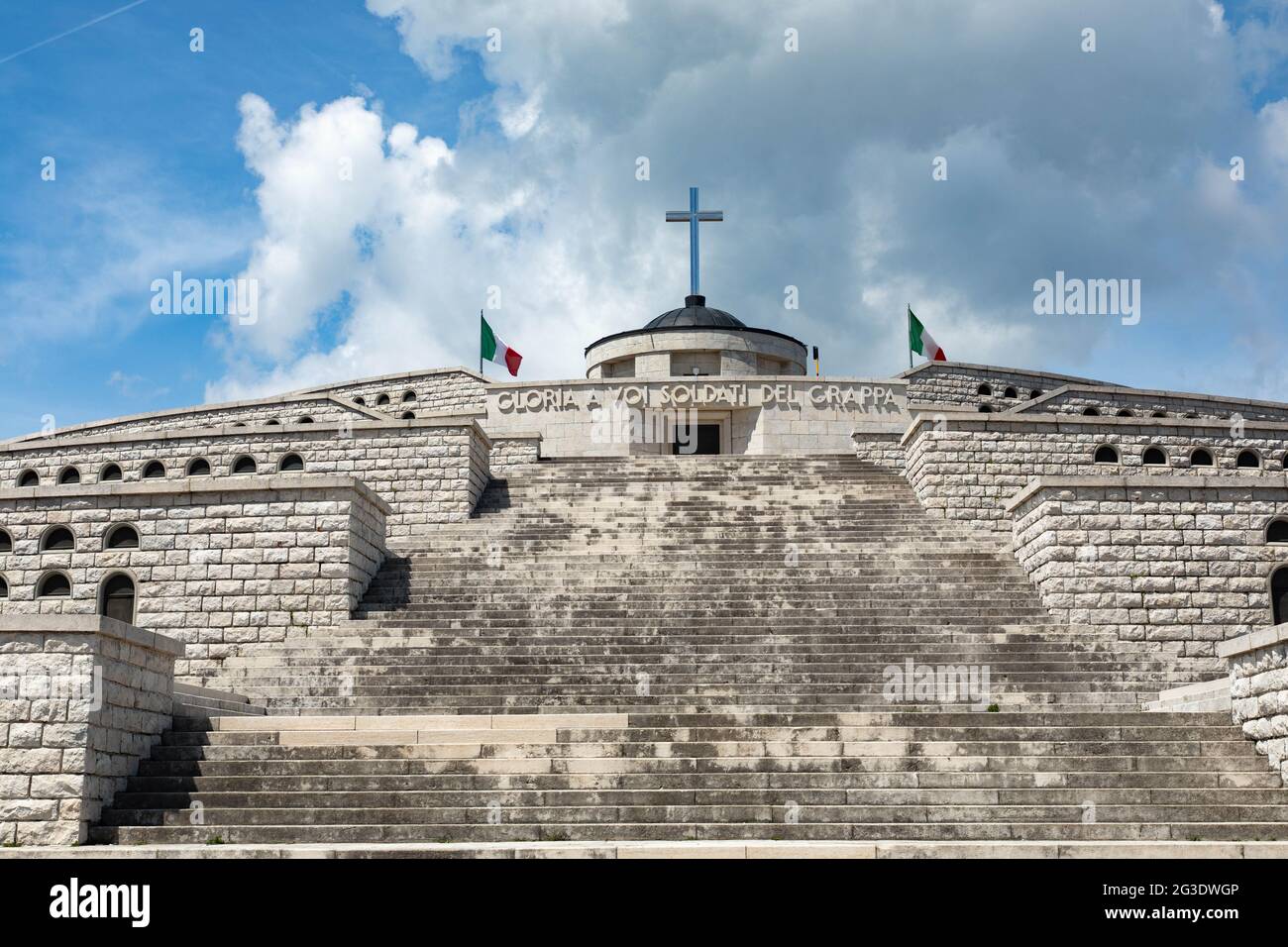 Santuario militare di Bassano del Grappa panoramica sul Monte Grappa Foto Stock