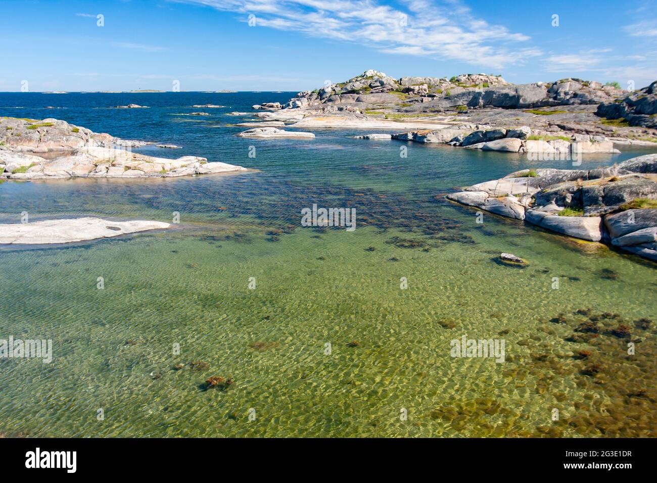 Acque marine poco profonde e costa rocciosa dell'arcipelago di Turku, Finlandia, Europa Foto Stock