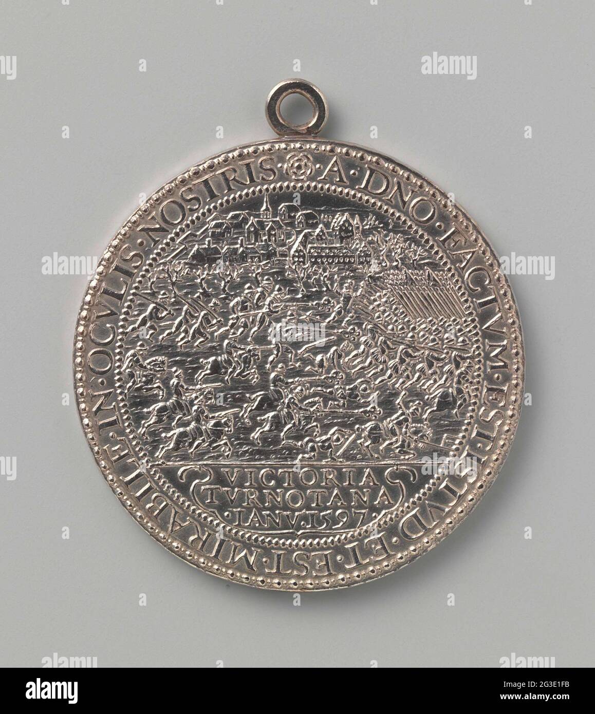 Vittoria a Turnhout e sopraffanno nove città da Maurits. Medaglia d'argento. Fronte: Due eserciti in guerra, in background città sopra l'iscrizione, all'interno della scrittura. Lato di svolta: Iscrizione all'interno della circoncisione, circondata da nove città e circoncisione. Foto Stock Vittoria a Turnhout e sopraffanno nove città da Maurits. Medaglia d'argento. Fronte: Due eserciti in guerra, in background città sopra l'iscrizione, all'interno della scrittura. Lato di svolta: Iscrizione all'interno della circoncisione, circondata da nove città e circoncisione. Foto Stock