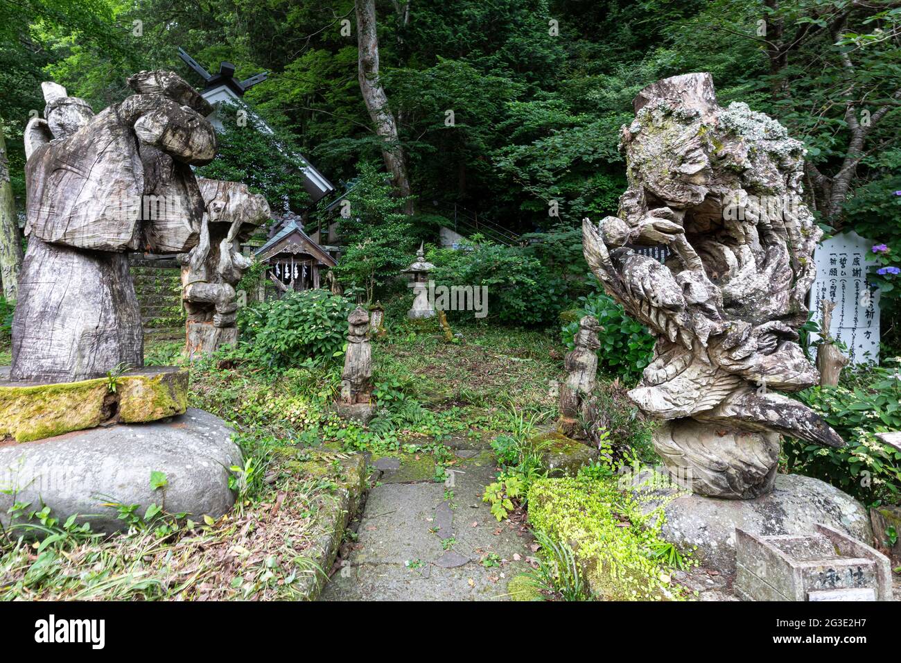 Il Santuario di Inashimo è decorato con molte statue in legno intagliato create dal sacerdote. Inoltre, c'è una fontana di sana longevità - acqua dolce Foto Stock