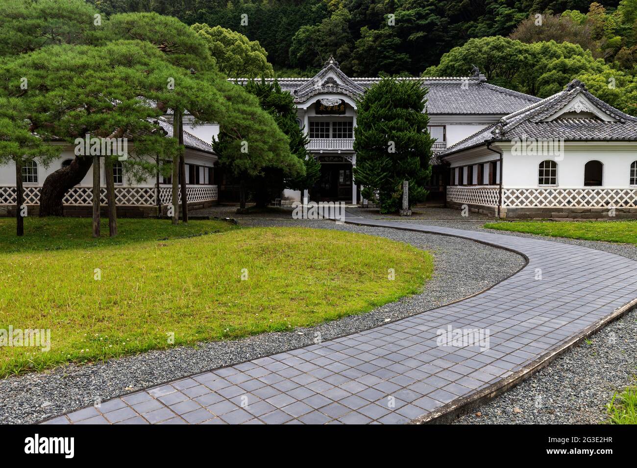 La scuola di Iwashina incorpora l'architettura tradizionale giapponese del tempio e del santuario con un tocco di architettura in stile occidentale mentre si usa Namako Foto Stock
