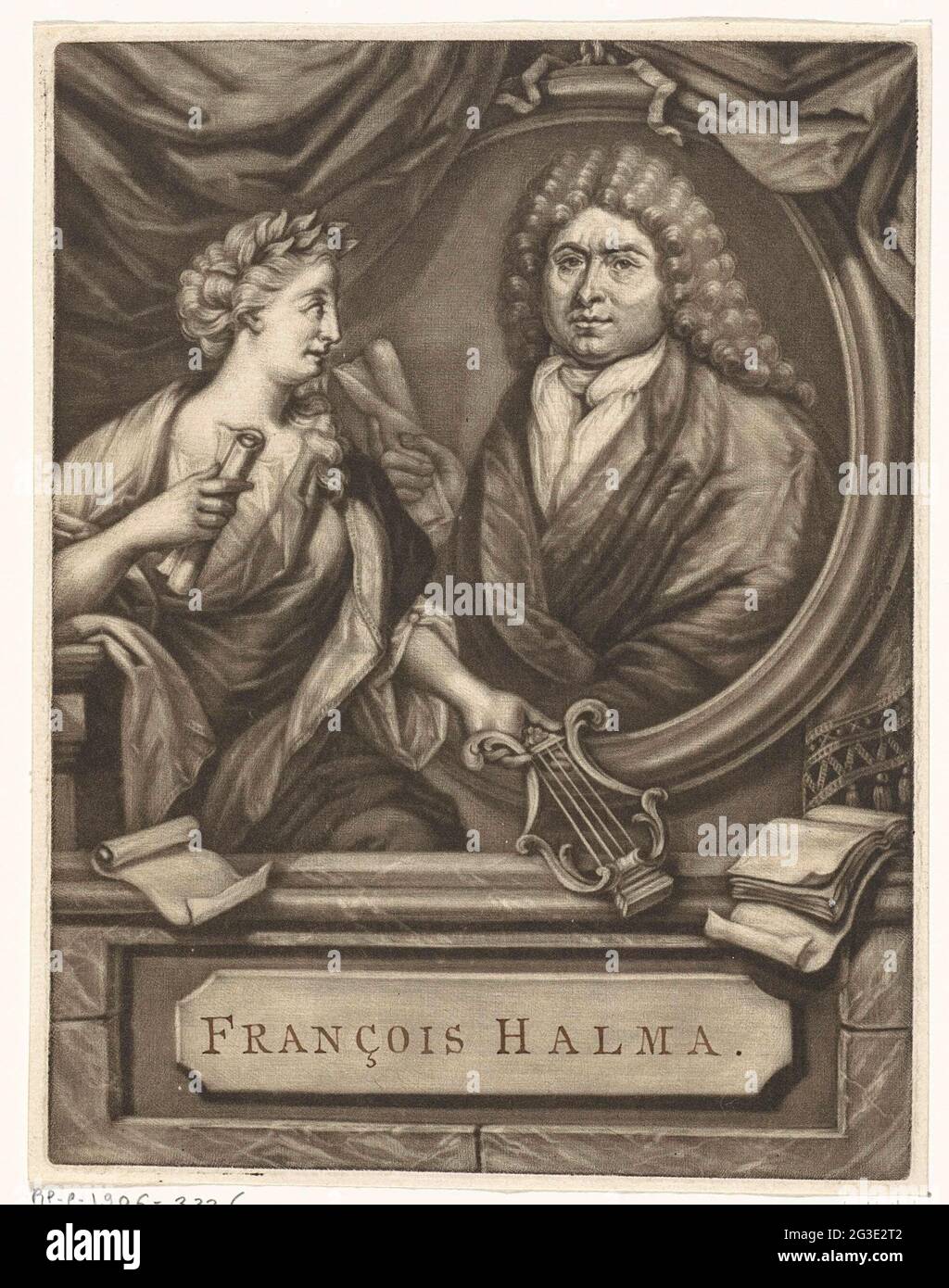 Ritratto di François Halma. Il poeta, stampatore e editore François Halma con un rotolo di carta in mano. Accanto a lui una scultura di una donna con un verricello e un rotolo di carta. Foto Stock