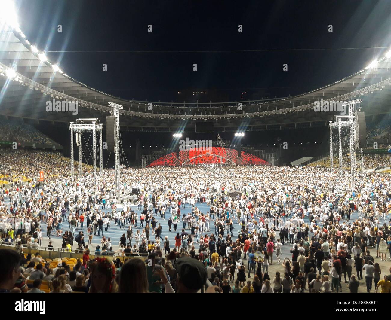 Concerto rock serale di fronte ad un grande pubblico all'aperto Foto Stock
