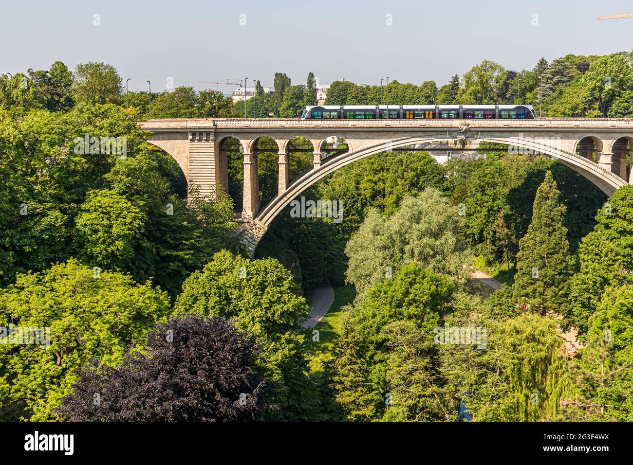 Tram sul ponte di Adolphe in Lussemburgo Foto Stock