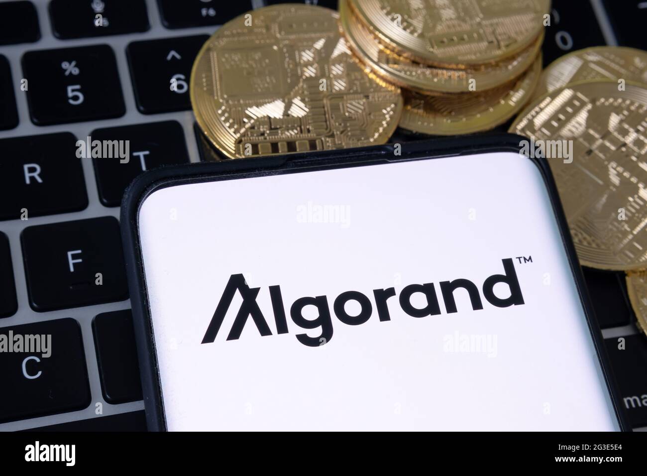 Logo della piattaforma di criptovaluta Algorand visibile sullo smartphone posizionato sulla tastiera del computer portatile. Concetto. Stafford, Regno Unito, 16 giugno 2021. Foto Stock
