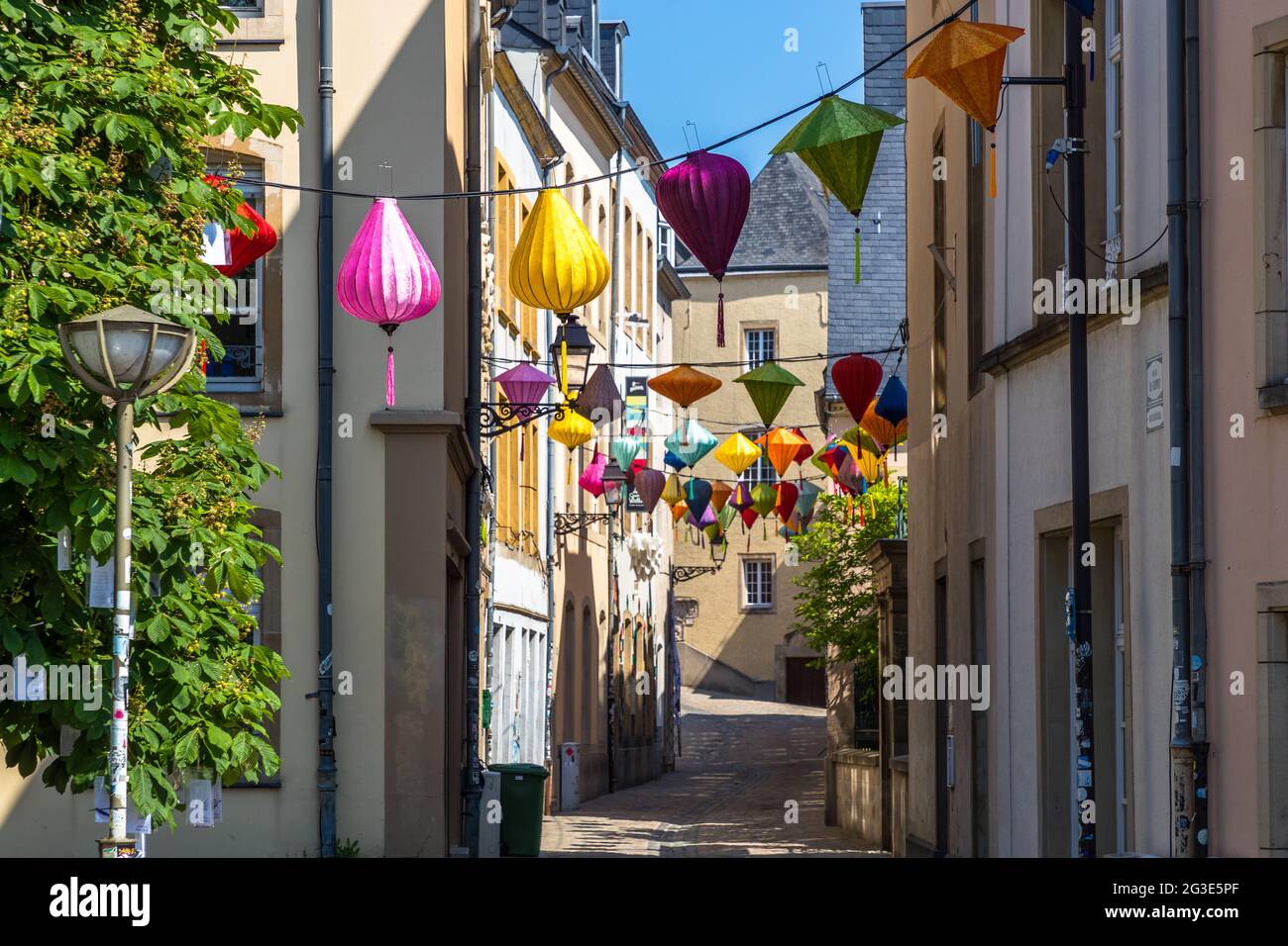 Lampioni colorati in Rue du St Esprit, Lussemburgo. Anche se la città è relativamente tranquilla a causa di Corona 2021, il Lussemburgo ospita numerose istituzioni europee. Qui vivono persone provenienti da 170 nazioni Foto Stock
