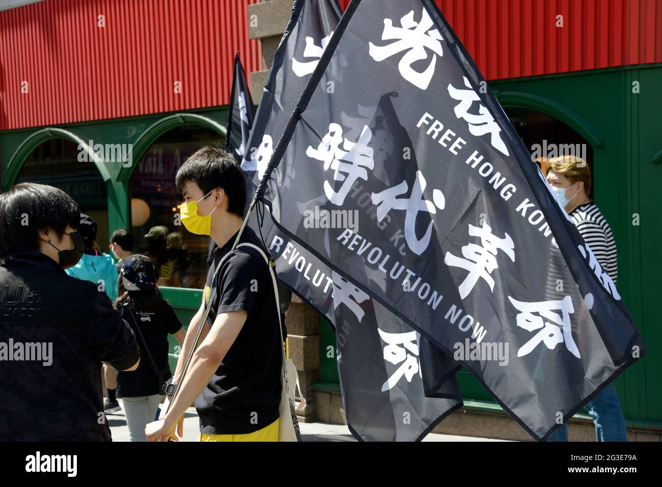 Libera Hong Kong protester con grande bandiera Foto Stock