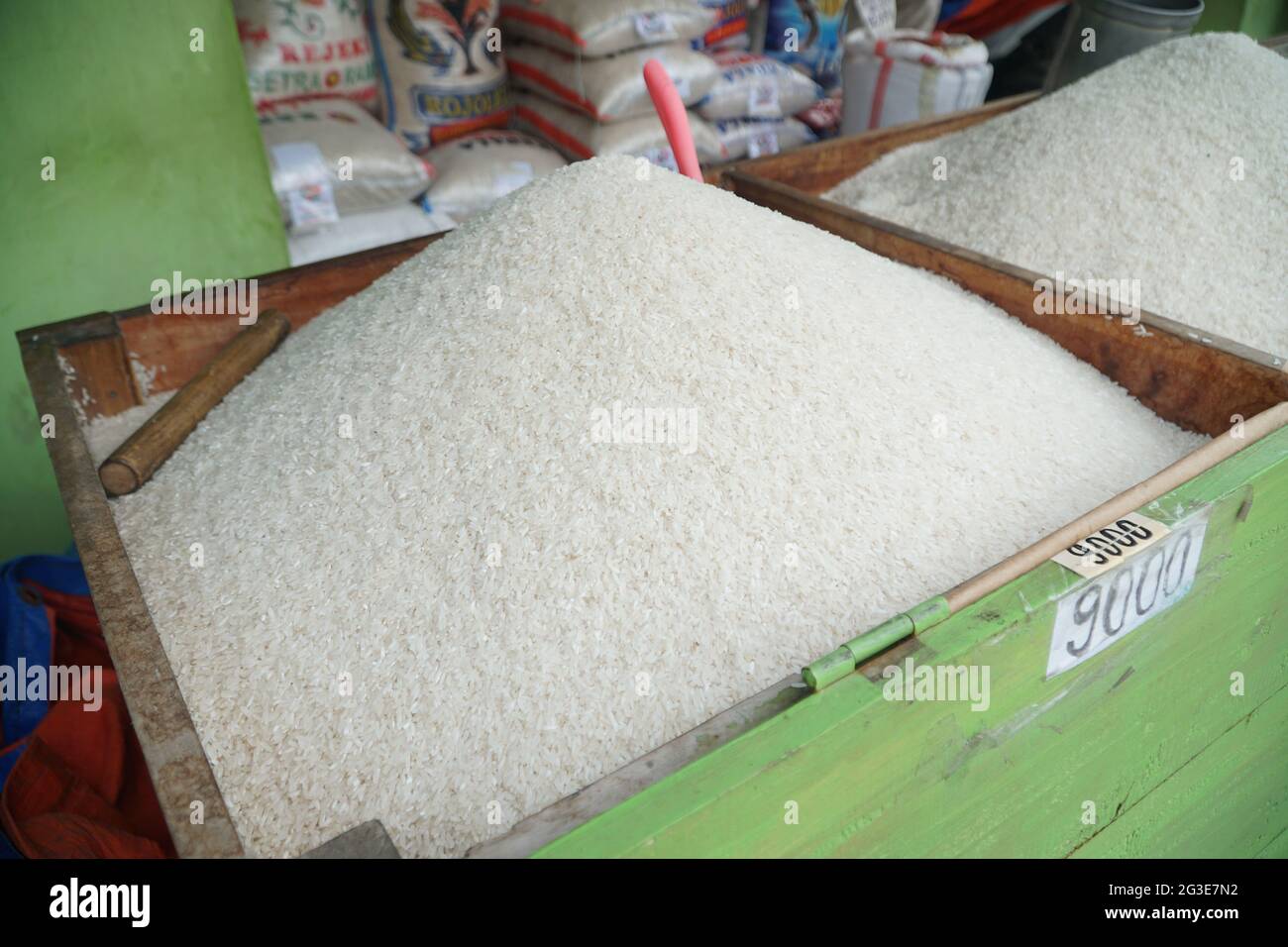 Grano di riso bianco crudo al Rice Store nel mercato tradizionale di Tigaraksa, Tangerang, Indonesia Foto Stock