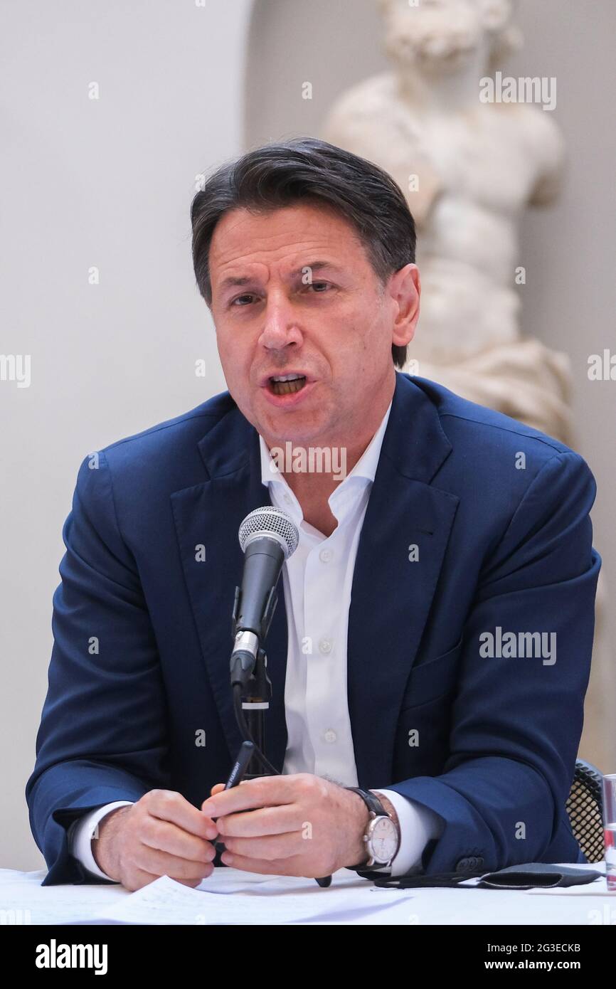 Giuseppe Conte parla e gesta durante la conferenza stampa a sostegno del  candidato mayorale di Napoli Gaetano Foto stock - Alamy