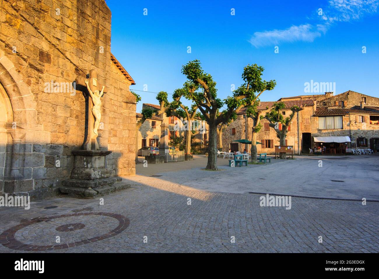FRANCIA. ARDECHE (07) AILHON VILLAGE DE CARATERE (VILLAGGIO DI CARATTERE) PIAZZA DEL VILLAGGIO E LA PIAZZA DELLA CHIESA Foto Stock