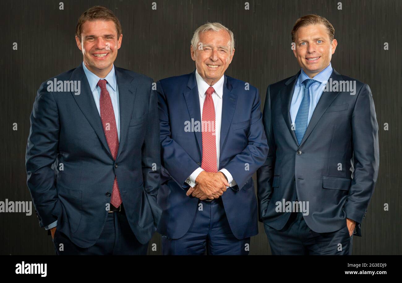 Pullach, Germania. 15 giugno 2021. Alexander Sixt (l-r), Erich Sixt e Konstantin Sixt si esibiscono insieme durante una foto per la Deutsche Presse Agentur presso la sede centrale della società. Dopo mezzo secolo, Erich Sixt consegna la presidenza ai suoi due figli. Credit: Peter Kneffel/dpa/Alamy Live News Foto Stock