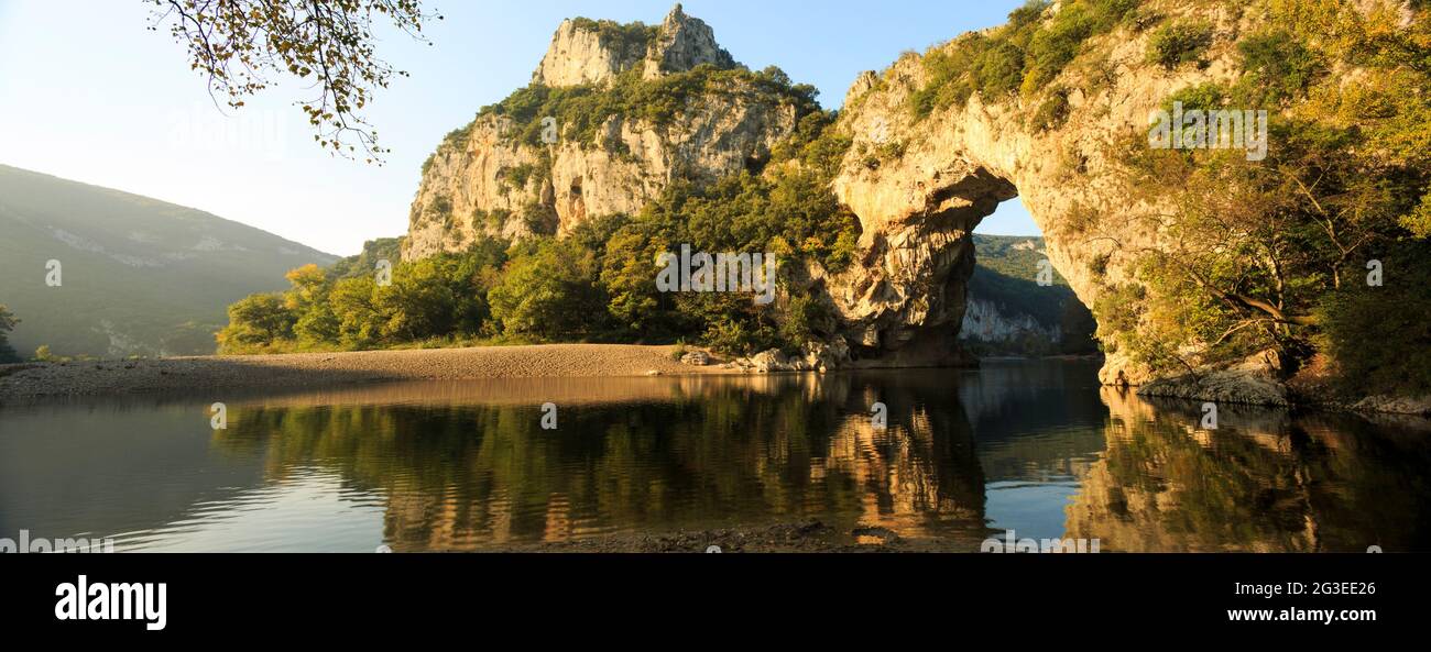 FRANCIA. ARDECHE (07) VALLON PONT D'ARC RISERVA NATURALE DELLA GOLA NEL PAESAGGIO ARDECHE A VALLE DEL PONT D'ARC IL FIUME ARDECHE Foto Stock