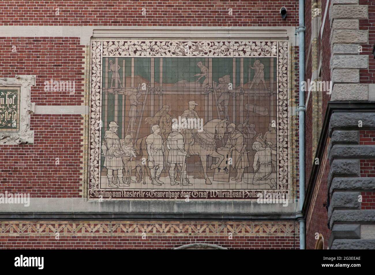 Tegola a Sud Fabula (Museumplein) circa la fondazione del castello in Gravenhage 's. Il tableau si trova direttamente sulla sinistra della torre 6. Il testo sotto il tableau è: 'Stichting van 't Kasteel in' s Gravenhage del conte Willem II van Holland intorno al 1250'. Foto Stock