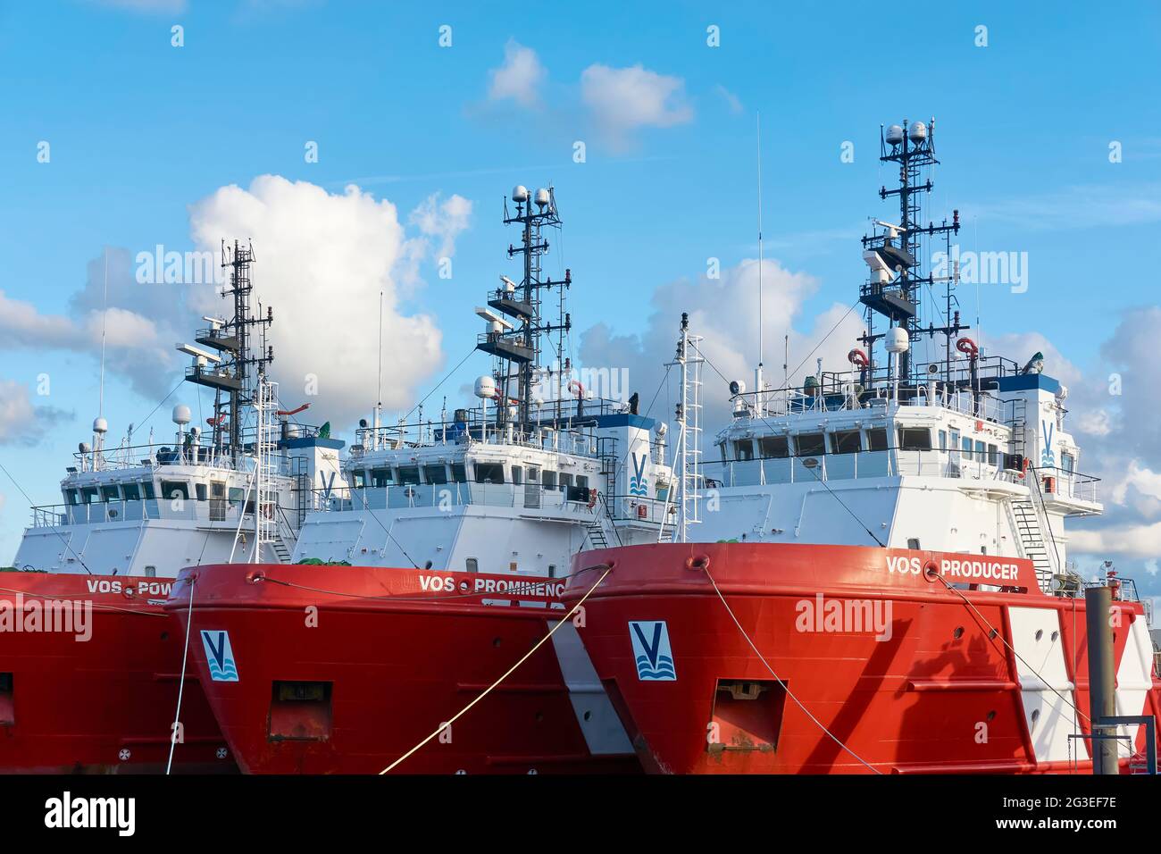 La piattaforma di fornitura navi Vos produttore, Vos Prominence e Vos Power nel porto di Harlingen. Costruito nel 2007 e nel 2020 venduto per essere riciclato Foto Stock