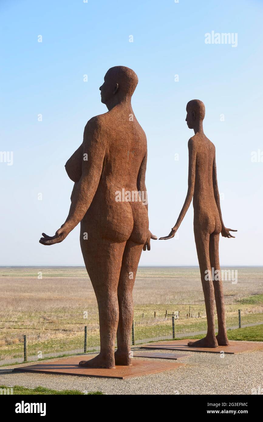 In attesa di alta marea è una statua di Jan Ketelaar sul muro di mare vicino a Holwerd. Le due donne in metallo saldato, alte cinque metri, si affacciano sul mare. Foto Stock