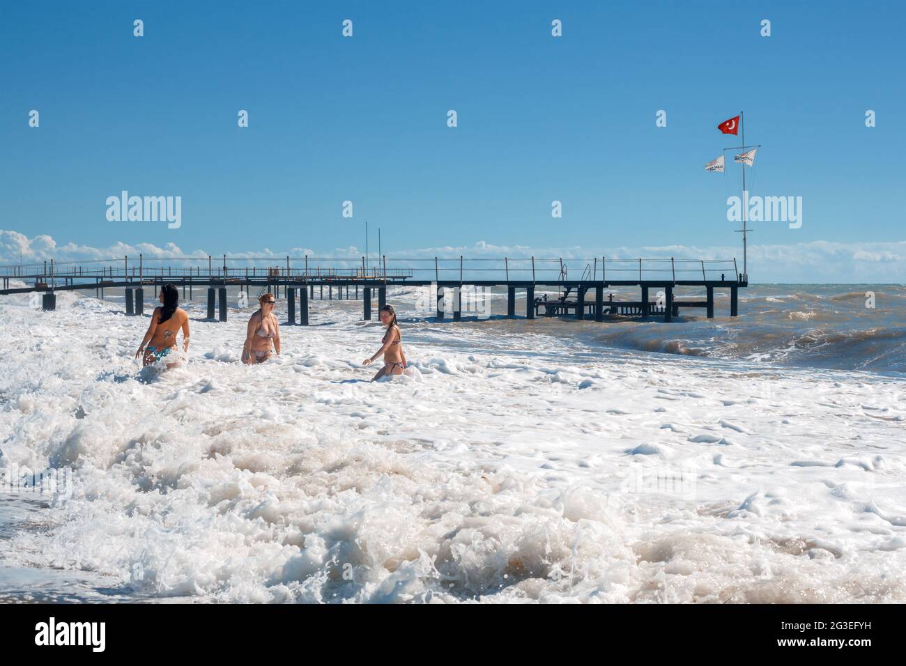 Antalya, Turchia-18 ottobre 2013: Giovani donne allegre che giocano nelle onde in estate. Antalya una delle principali destinazioni estive per la Russia, l'Ucraina, la Germania. Foto Stock