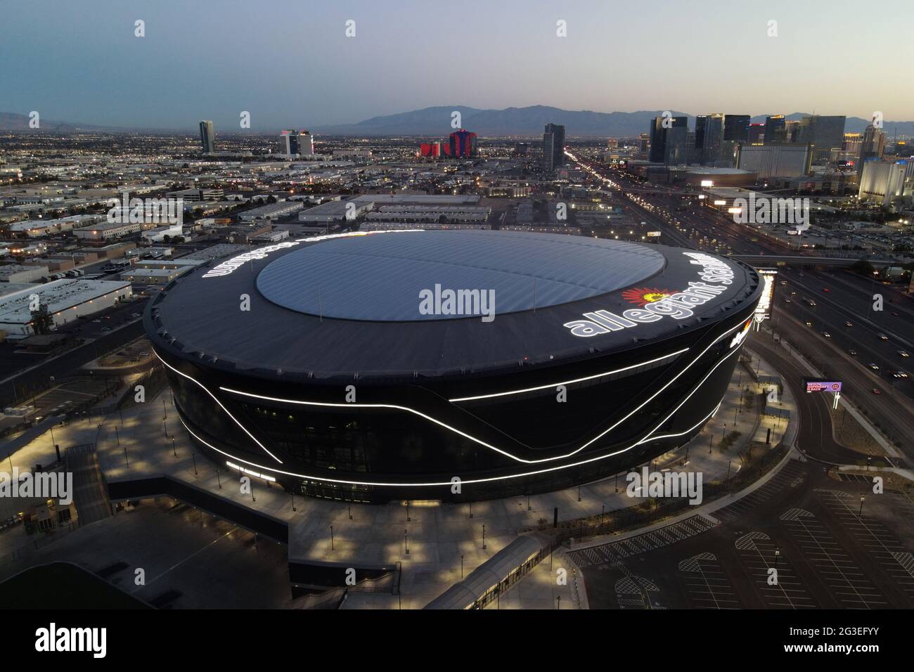 Una vista aerea dello stadio Allegiant, lunedì 8 marzo 2021, a Las Vegas. Lo stadio è la sede dei Las Vegas Raiders e dei ribelli dell'UNLV. Foto Stock