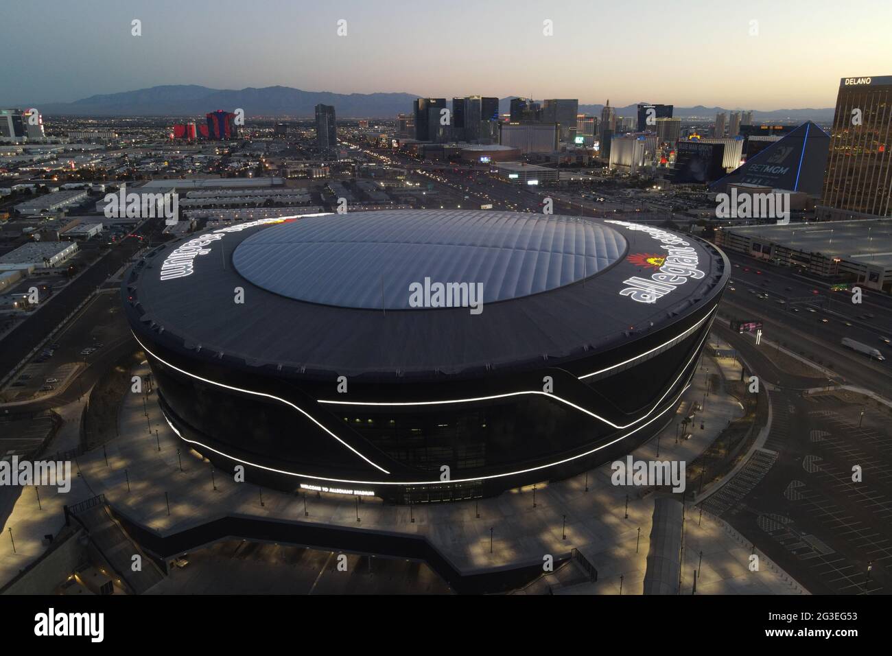 Una vista aerea dello stadio Allegiant, lunedì 8 marzo 2021, a Las Vegas. Lo stadio è la sede dei Las Vegas Raiders e dei ribelli dell'UNLV. Foto Stock