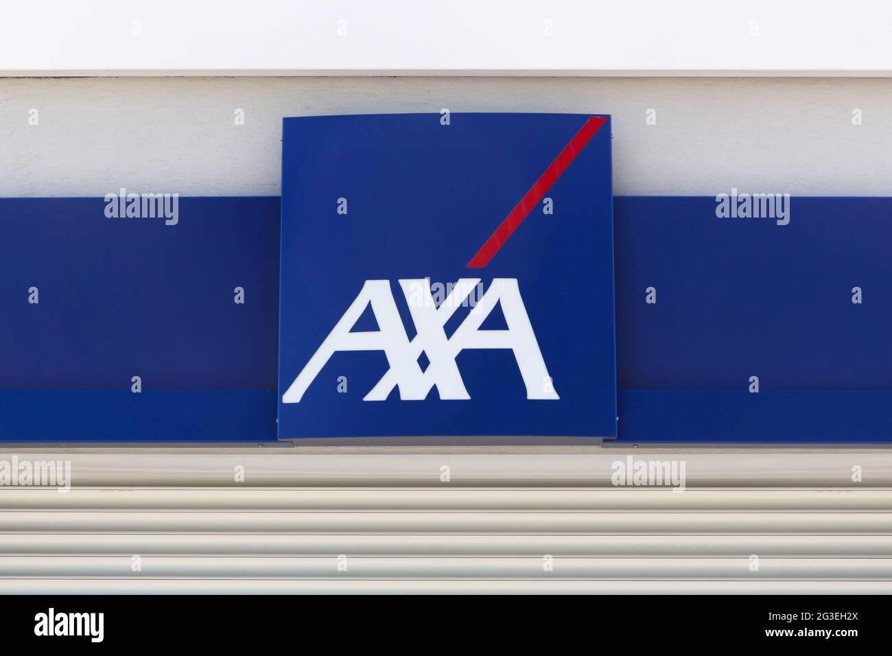 Reyrieux, Francia - 28 maggio 2017: Logo assicurativo AXA su un muro. AXA è una multinazionale francese di assicurazioni che si occupa di assicurazioni globali Foto Stock