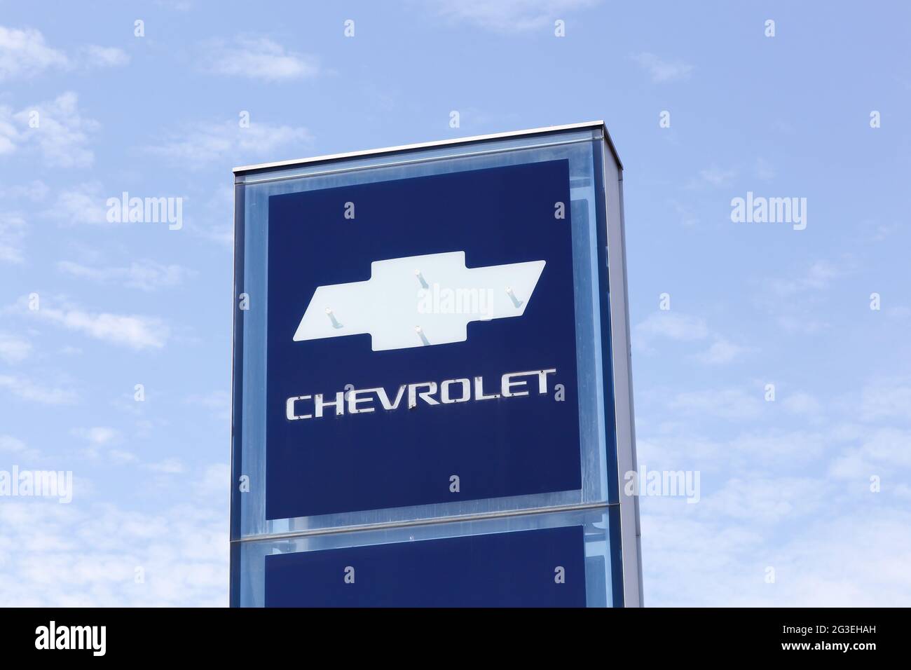 Villefranche, Francia - 11 giugno 2017: Logo Chevrolet su un cartello. Chevrolet è una divisione automobilistica americana di General Motors Foto Stock