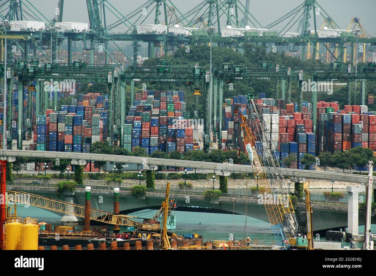 Tema marittimo - Porto di Singapore con container Foto Stock