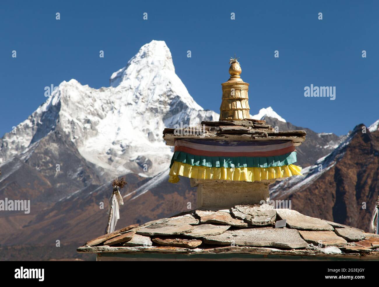 Tempio buddista - dettaglio del tetto con il monte Ama Dablam - Nepal Foto Stock