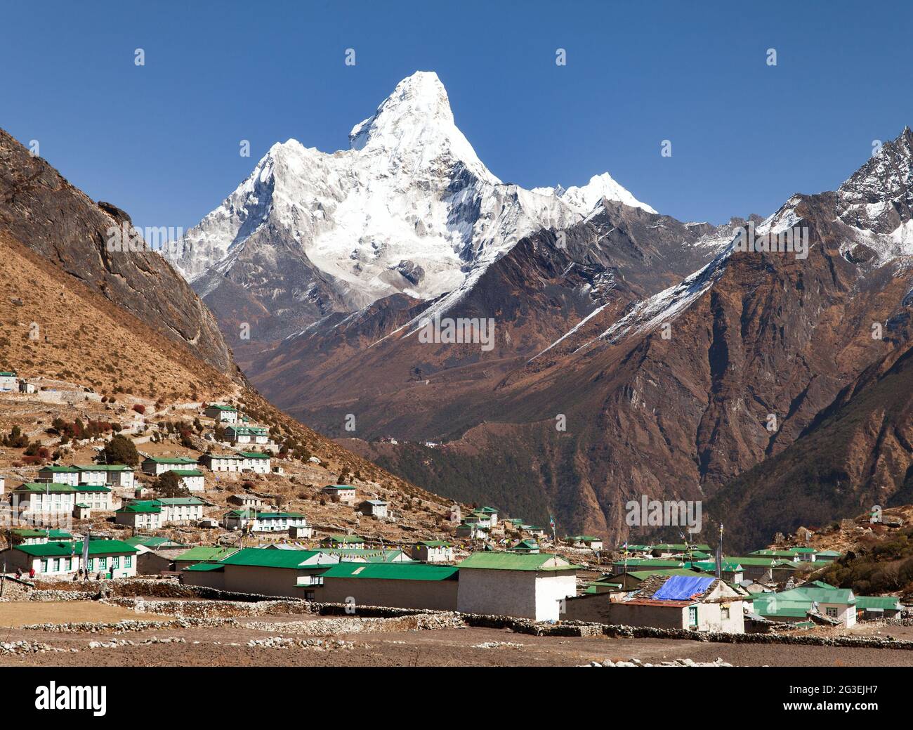 Monte Ama Dablam e Khumjung villaggio vicino Namche bazar, modo per il Monte Everest campo base, Sagarmatha parco nazionale, Khumbu valle, Solukhumbu, Nepal Foto Stock