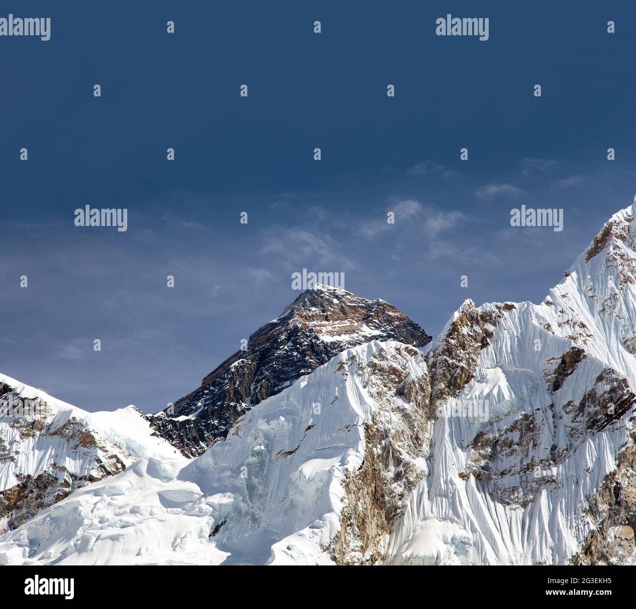 everest dal modo al campo base everest con nube -khumbu Valley - Neepal Foto Stock