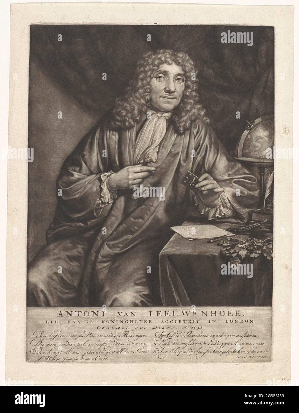 Ritratto di anthony van leeuwenhoek. Il commerciante e scienziato Anthony van Leeuwenhoek con il microscopio 'van Leeuwenhoek' in mano. Sul tavolo a cui è un globo, un ramo, materiali di scrittura e tamburi di misurazione. Nome, data di nascita e posizione prevista nel margine. Foto Stock