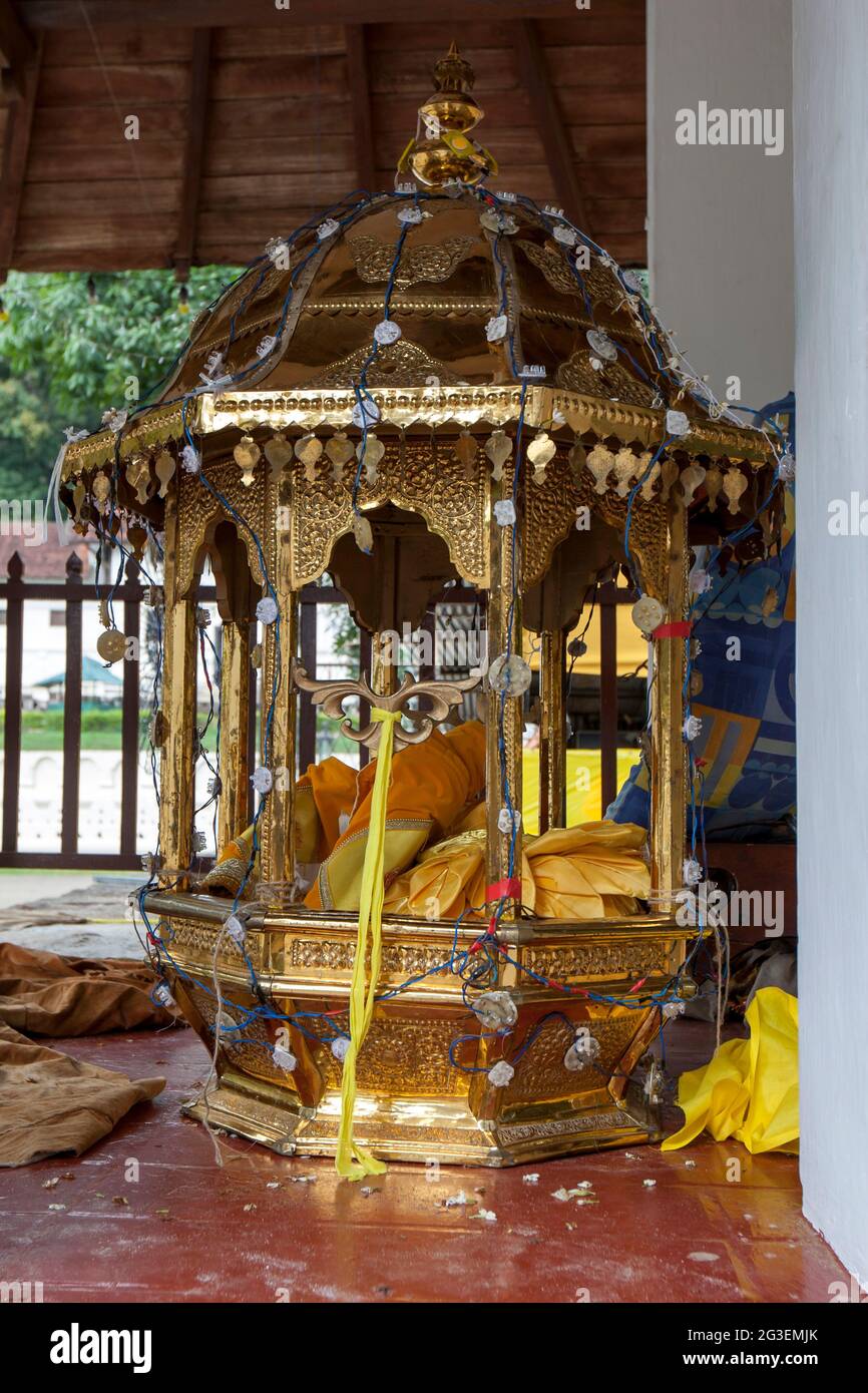 Un Ranhidge al Tempio della Reliquia del Sacro dente a Kandy in Sri Lanka. È fissato sul retro di un elefante cerimoniale. Foto Stock