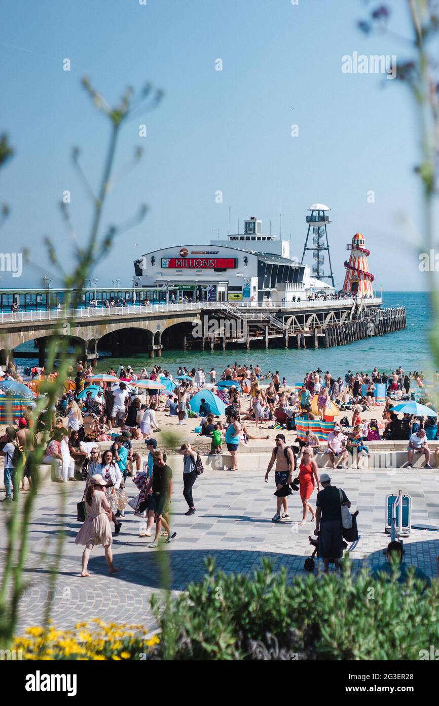 Bournemouth molo e lungomare in una giornata di sole. Foto Stock