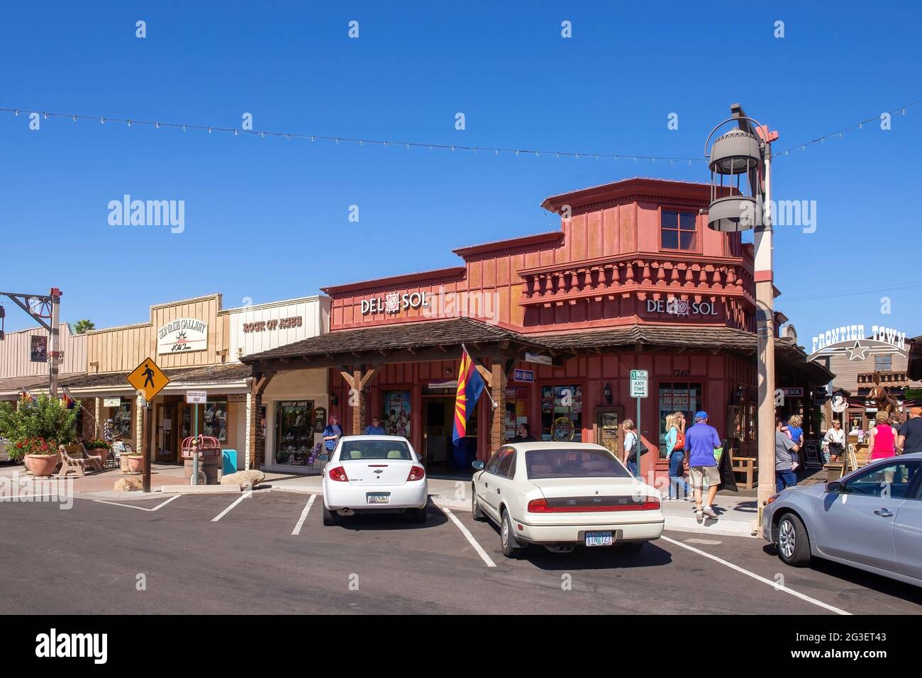 Scottsdale, Arizona – 26 febbraio 2016: I vecchi edifici in stile occidentale sulla e Main Street della città vecchia di Scottsdale, un'attrazione popolare per i turisti Foto Stock